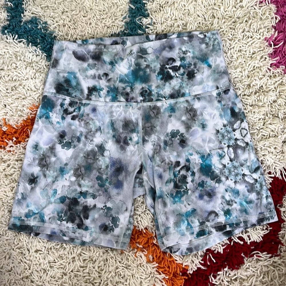 Lululemon Align high rise shorts 6” inseam, size 8